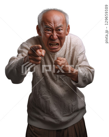 怒りに満ちた高齢男性の迫力ある表情（背景透過PNG）– 怒鳴る・指差す・威圧感のある人物イメージ 129659389