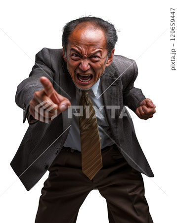怒りに満ちた高齢男性の迫力ある表情（背景透過PNG）– 怒鳴る・指差す・威圧感のある人物イメージ 129659447