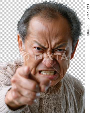 怒りに満ちた高齢男性の迫力ある表情（背景透過PNG）– 怒鳴る・指差す・威圧感のある人物イメージ 129659564