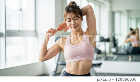 ジムでストレッチ運動をする日本人女性 129660030