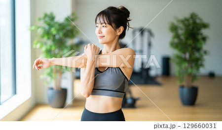 ジムでストレッチ運動をする日本人女性 129660031