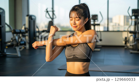 ジムでストレッチ運動をする日本人女性 129660033