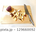 カットした薩摩芋 129660092