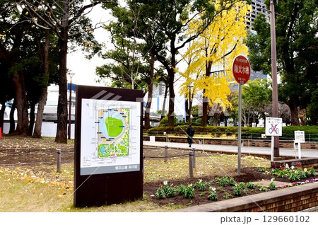 横浜市 横浜公園の日本大通り側出入口と横浜公園案内板 横浜市 横浜公園の日本大通り側出入口と横浜公園案内板 129660102