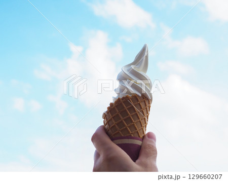 青空を背景にしたソフトクリーム 青空を背景にしたソフトクリーム 129660207