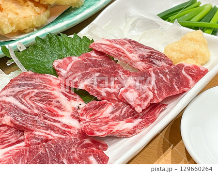 九州名物・馬刺しの赤身 129660264