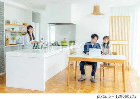 テレワークをする若い夫婦 テレワークをする若い夫婦 129660278
