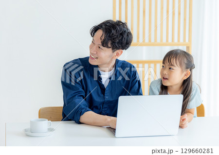 テレワークをする若い夫婦 129660281