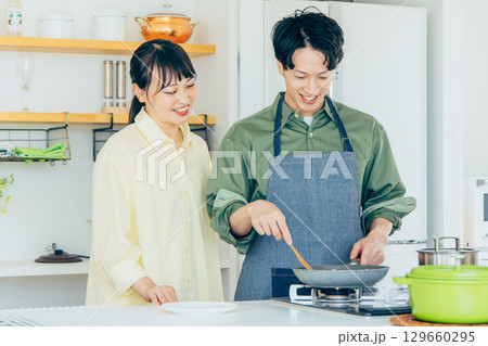 キッチンで料理する夫婦 129660295