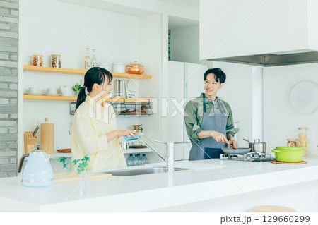 キッチンで料理する夫婦 キッチンで料理する夫婦 129660299