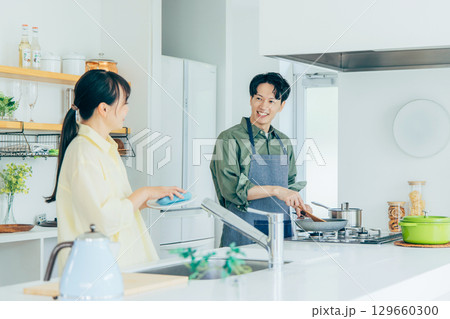 キッチンで料理する夫婦 キッチンで料理する夫婦 129660300