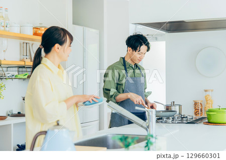 キッチンで料理する夫婦 129660301