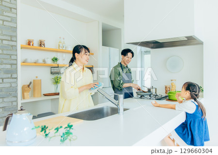キッチンで料理をする家族 キッチンで料理をする家族 129660304