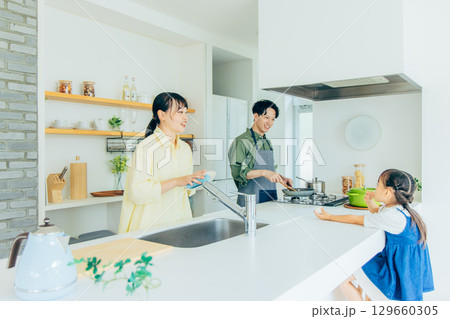 キッチンで料理をする家族 129660305