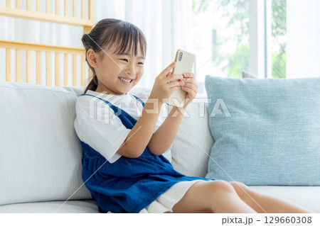 スマホ　子ども　家 129660308