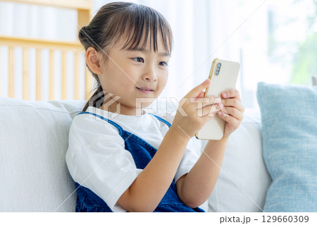 スマホ　子ども　家 129660309