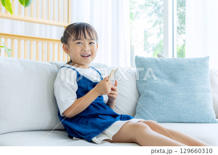 スマホ　子ども　家 129660310