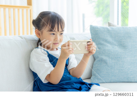 スマホ　子ども　家 129660311