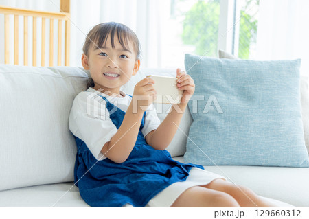 スマホ　子ども　家 129660312