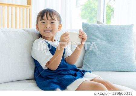 スマホ　子ども　家 129660313