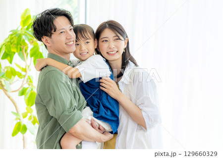 若い家族、親子、女の子、笑顔 若い家族、親子、女の子、笑顔 129660329