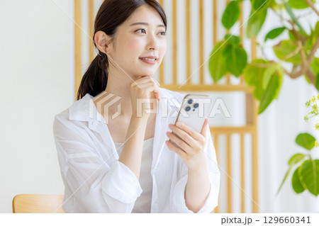 スマホを見る女性 スマホを見る女性 129660341