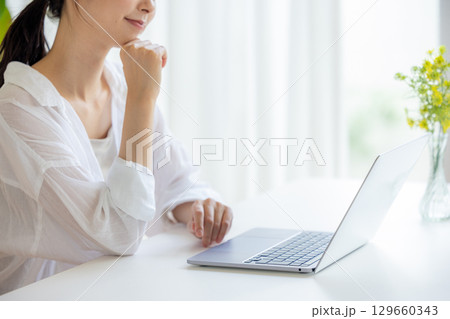 ノートパソコンを使う若い女性 ノートパソコンを使う若い女性 129660343