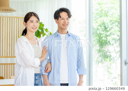 若い夫婦 129660349