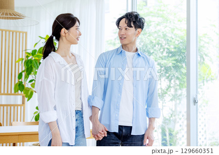 若い夫婦 129660351