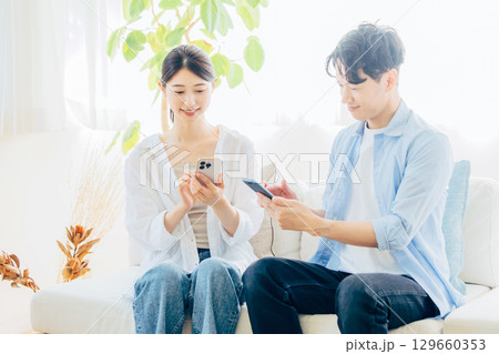 スマホ　男女 129660353