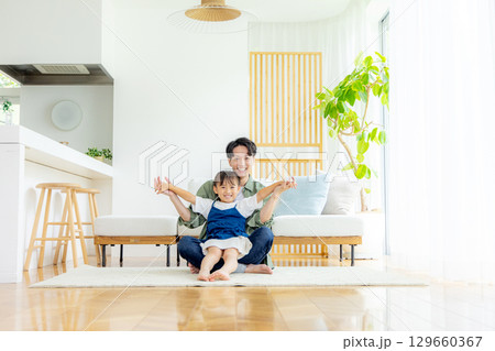 リビングでくつろぐ家族 リビングでくつろぐ家族 129660367