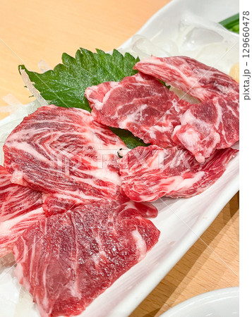 九州名物・馬刺しの赤身 129660478