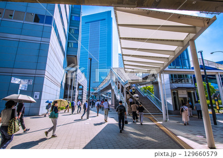 日本の横浜都市景観 朝の通勤風景。奥は、桜木町駅前の横浜市役所=24日、午前8時35分過ぎ 日本の横浜都市景観 朝の通勤風景。奥は、桜木町駅前の横浜市役所=24日、午前8時35分過ぎ 129660579