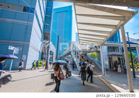 日本の横浜都市景観 朝の通勤風景。奥は、桜木町駅前の横浜市役所=24日、午前8時35分過ぎ 日本の横浜都市景観 朝の通勤風景。奥は、桜木町駅前の横浜市役所=24日、午前8時35分過ぎ 129660580