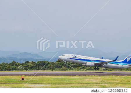 牧之原市の富士山静岡空港の飛行する飛行機(静岡県) 牧之原市の富士山静岡空港の飛行する飛行機(静岡県) 129660582