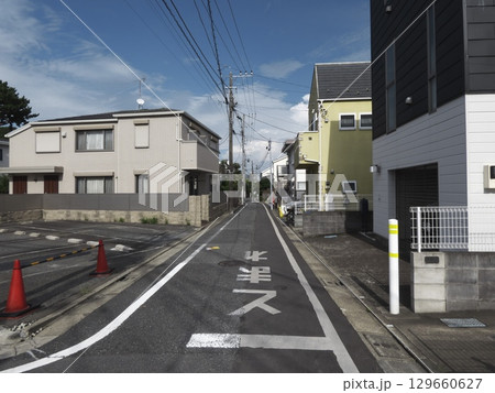 住宅街の路地と「止まれ」の標示、夏の風景 129660627