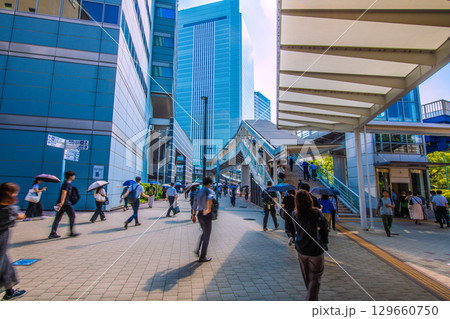 日本の横浜都市景観 朝の通勤風景。奥は、桜木町駅前の横浜市役所=24日、午前8時35分過ぎ 日本の横浜都市景観 朝の通勤風景。奥は、桜木町駅前の横浜市役所=24日、午前8時35分過ぎ 129660750