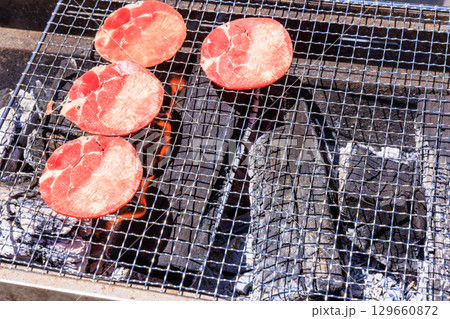 バーベキューコンロで焼く牛タン バーベキューコンロで焼く牛タン 129660872