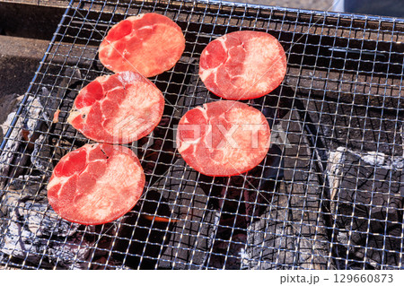 バーベキューコンロで焼く牛タン 129660873