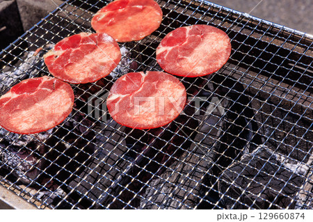 バーベキューコンロで焼く牛タン バーベキューコンロで焼く牛タン 129660874