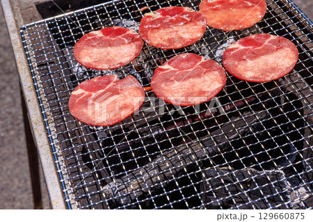 バーベキューコンロで焼く牛タン バーベキューコンロで焼く牛タン 129660875