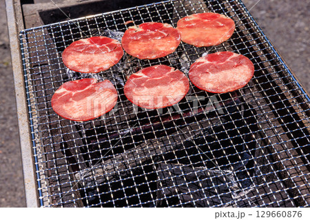 バーベキューコンロで焼く牛タン バーベキューコンロで焼く牛タン 129660876