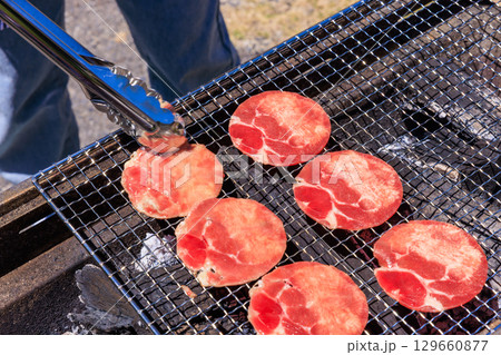 バーベキューコンロで焼く牛タン バーベキューコンロで焼く牛タン 129660877