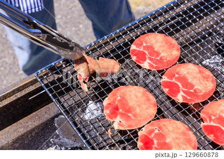 バーベキューコンロで焼く牛タン バーベキューコンロで焼く牛タン 129660878