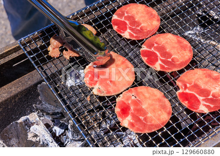 バーベキューコンロで焼く牛タン バーベキューコンロで焼く牛タン 129660880