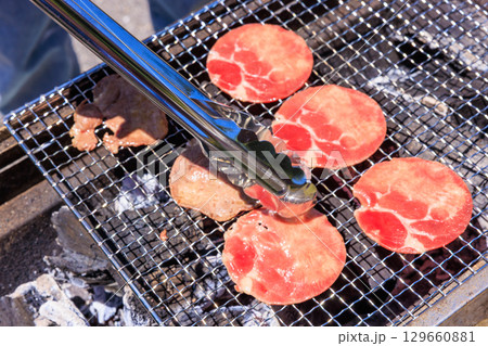 バーベキューコンロで焼く牛タン バーベキューコンロで焼く牛タン 129660881