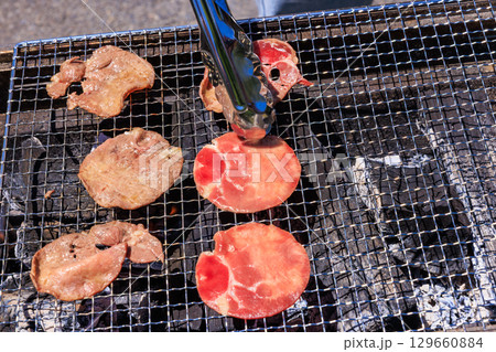 バーベキューコンロで焼く牛タン バーベキューコンロで焼く牛タン 129660884