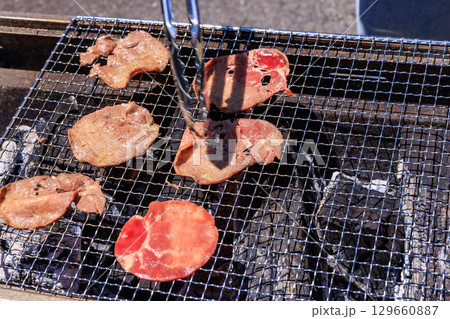 バーベキューコンロで焼く牛タン バーベキューコンロで焼く牛タン 129660887