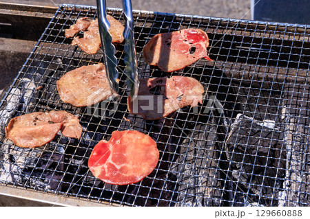 バーベキューコンロで焼く牛タン バーベキューコンロで焼く牛タン 129660888