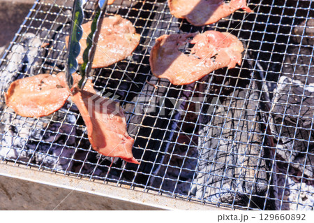 バーベキューコンロで焼く牛タン 129660892